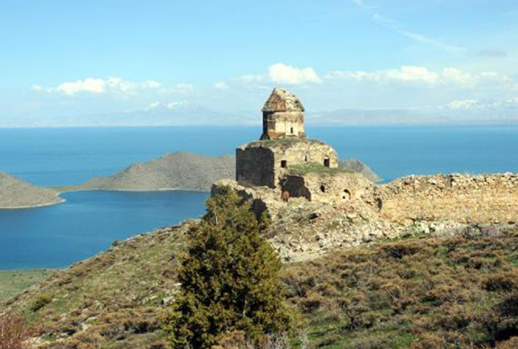 Van’daki tarihi St. Tomas Ermeni kilisesi ahır olarak kullanılıyor