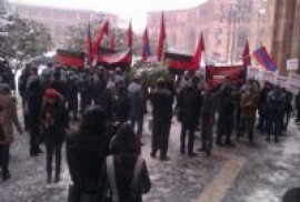 Erivan’da Davutoğlu’na protestolu karşılaşma (foto)