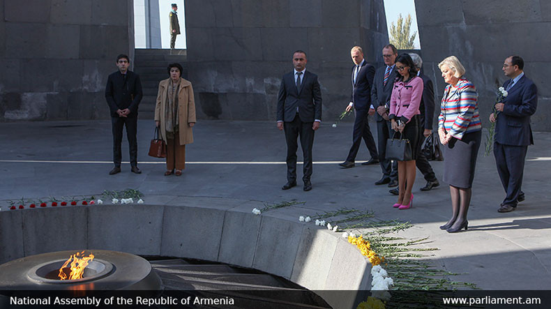 Hollanda Senatosu Başkanı Tsitsernakaberd Ermeni Soykrımı Anıtını ziyaret etti