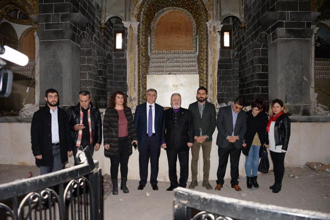 Ateşyan, Diyarbakır’daki Surp Giragos Ermeni Kilisesini ziyaret etti (fotolar)