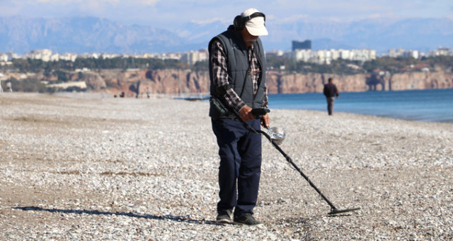 Գանձախույզներն Անթալիայի լողափերում թանկարժեք իրեր են որոնում
