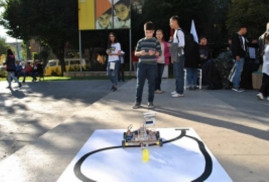 11 yaşındaki Ermeni genç, günlük işleri kolaylaştıran robot yarattı