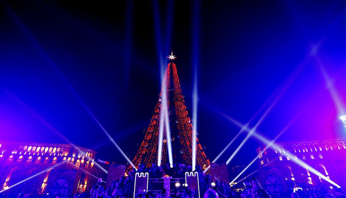Yerevan’da Noel ışıkları yandı (foto)