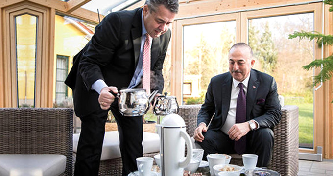 Գերմանիայի արտգործնախարարը իր տանը Չավուշօղլուին թուրքական թեյ է հյուրասիրում