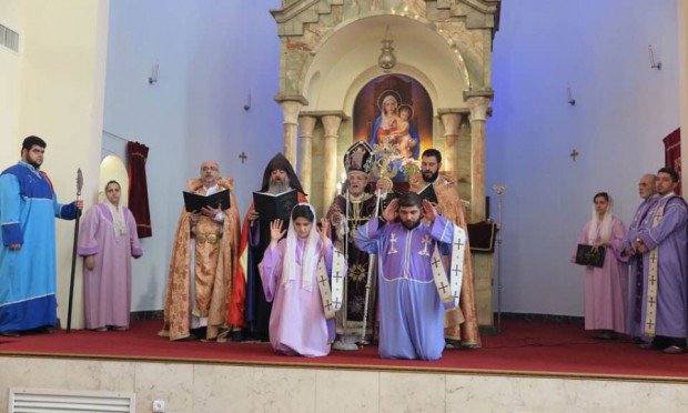 İran tarihinde ilk kez Ermeni kilisesinde kadın diyakoz takdis edildi