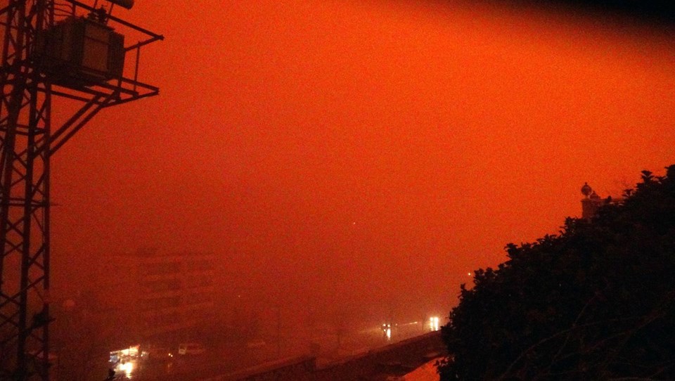 Թուրքիայի երկու նահանգները ծածկվել են կարմիր փոշու ամպերով (լուսանկարներ)