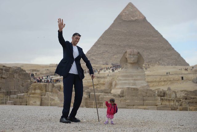 Dünya'nın en uzun erkeği ile en kısa kadını Mısır'da görüştü (fotolar)