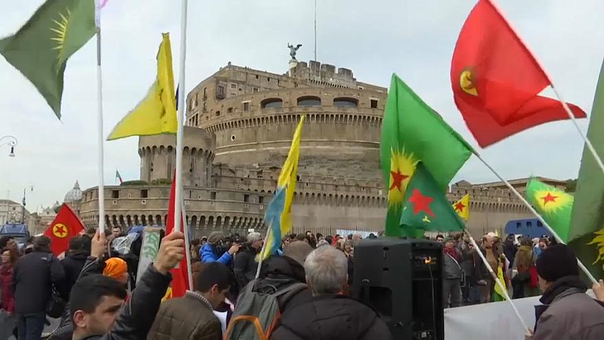 Roma’da Erdoğan’ı protesto edenler ve polis arasında arbede çıktı