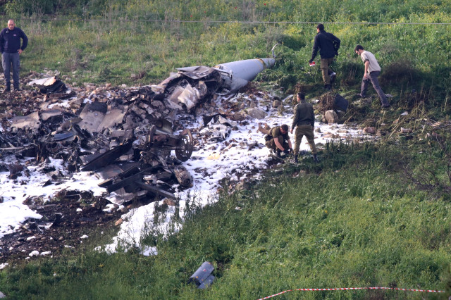 Suriye tarafından fırlatılan füze, İsrail F-16'sını düşürdü.