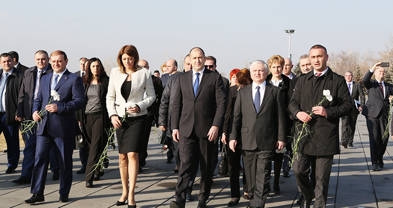 Bulgaristan Devlet Başkanı Ermeni Soykırımı Anıt Kompleksini ziyaret etti
