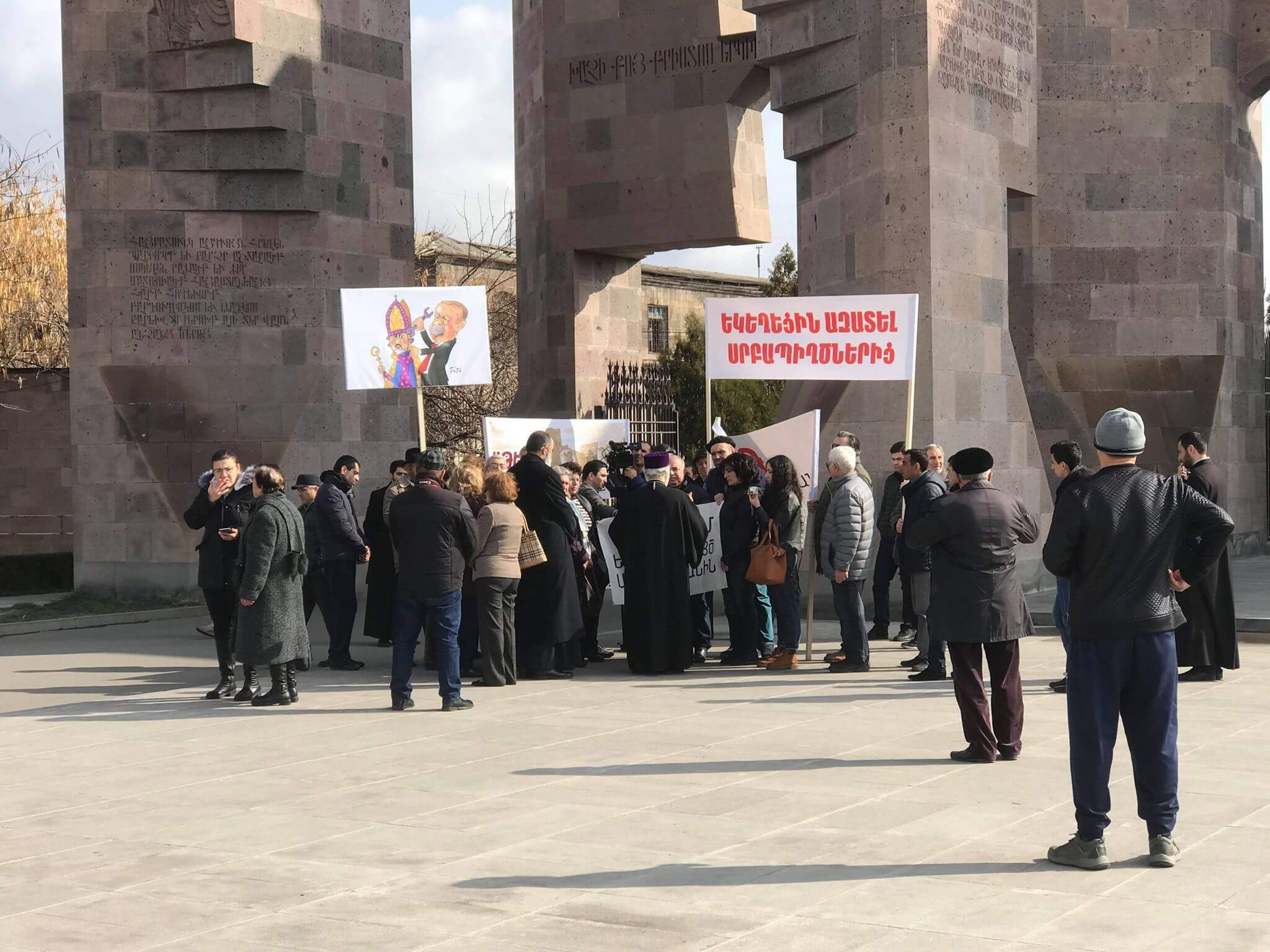 "Kiliseyi ahlaksızlardan kurtarın": Ermenistan’da Ateşyan’a karşı proteso (fotolar, video)