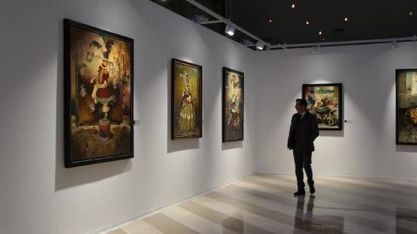 İstanbul’da Ermeni sanatçının “Açıkça Gizli Oyun” isimli sergisi açıldı