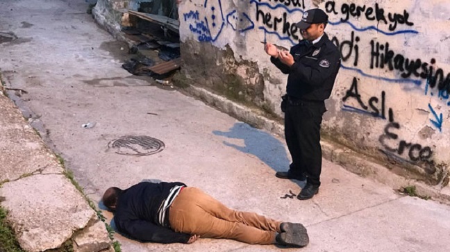 Թուրքիայում ոստիկանն աղոթք է արել փողոցում գտնված դիակի վրա