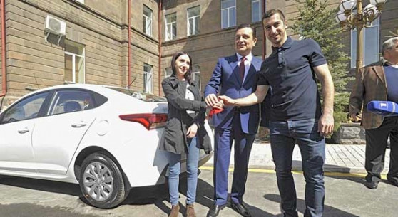 Mkhitaryan, arabasını "Yaralı ve Engelli Askerlerin Rehabilitasyon Merkezi"ne hediye etti