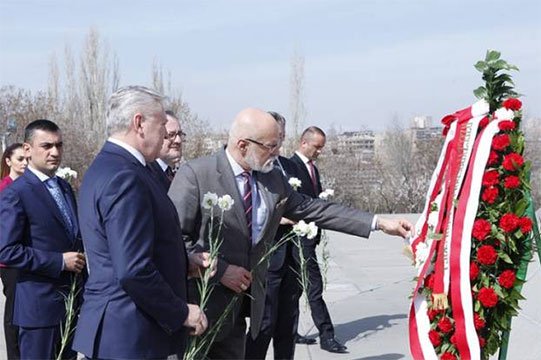 Polonya Senatosu'nun heyeti, Ermeni Soykırımı Anıt Kompleksi'ni ziyaret etti