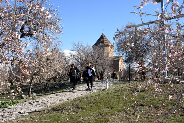 Ախթամար կղզում գարուն է բացվել (լուսանկարներ)