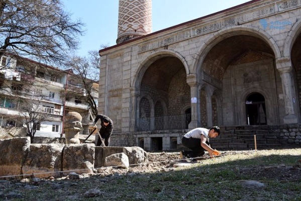 Babayan: Karabağ'daki camiyi restore ediyoruz
