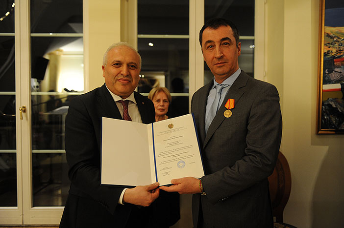 Cem Özdemir'e Ermenistan'dan madalya