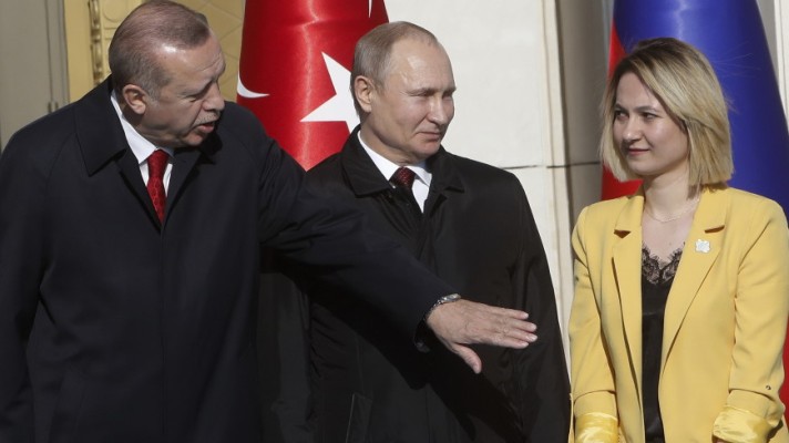Erdoğan, Putin’in yanındaki kadını “kaçırdı” (video)