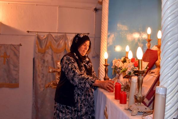 Derik'teki tarihi Ermeni Kilisesinin bakımını Müslüman kadın yapıyor