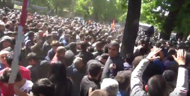 Yerevan’da gergin anlar: Polis ve protestocular arasında çatışma çıktı (video)