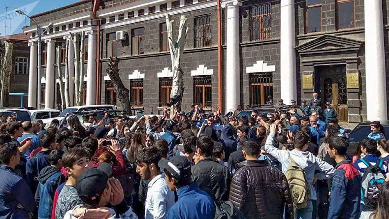 Ermenistan’da Sarkisyan’a karşı protesto dalgası yayılıyor (foto)