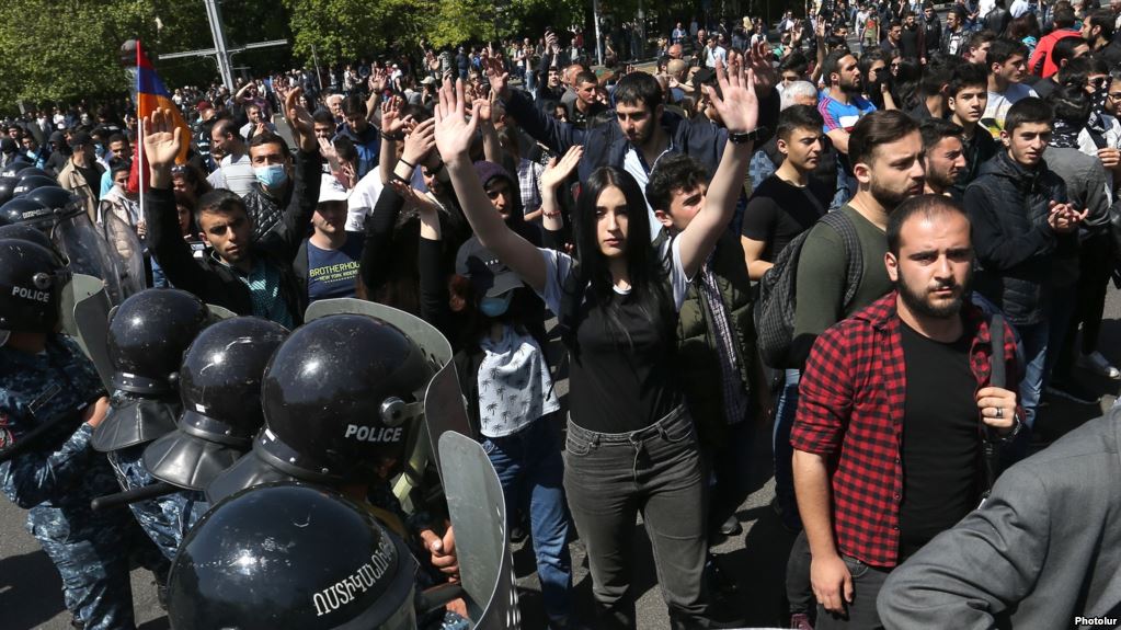 Yerevan’da protestolar dinmiyor: Gözaltına alınanlar var