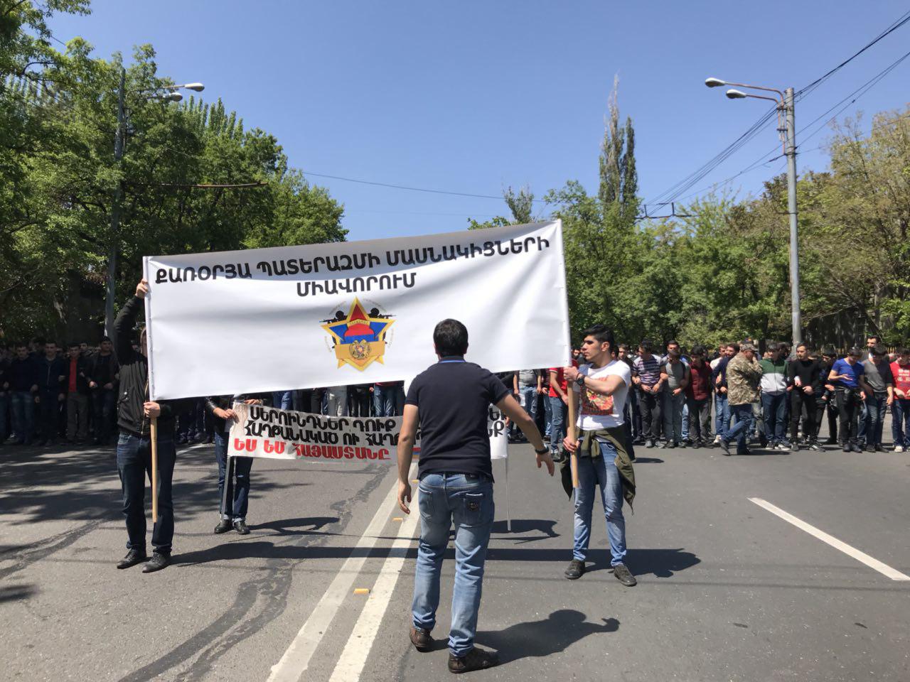 Nisan Savaşı kahramanları protestolara katıldı