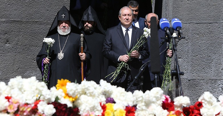 Ermenistan ve Artsakh üst düzey yetkilileri  Tsitsernakaberd'i zityaret etti (foto)