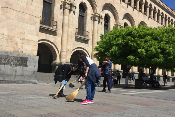 Yerevan'da göstericiler, mitingden sonra Cumhuriyet meydanını temizlediler (video)