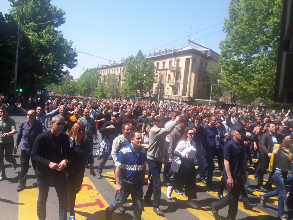 Ermenistan’da halk tekrar sokağa çıktı