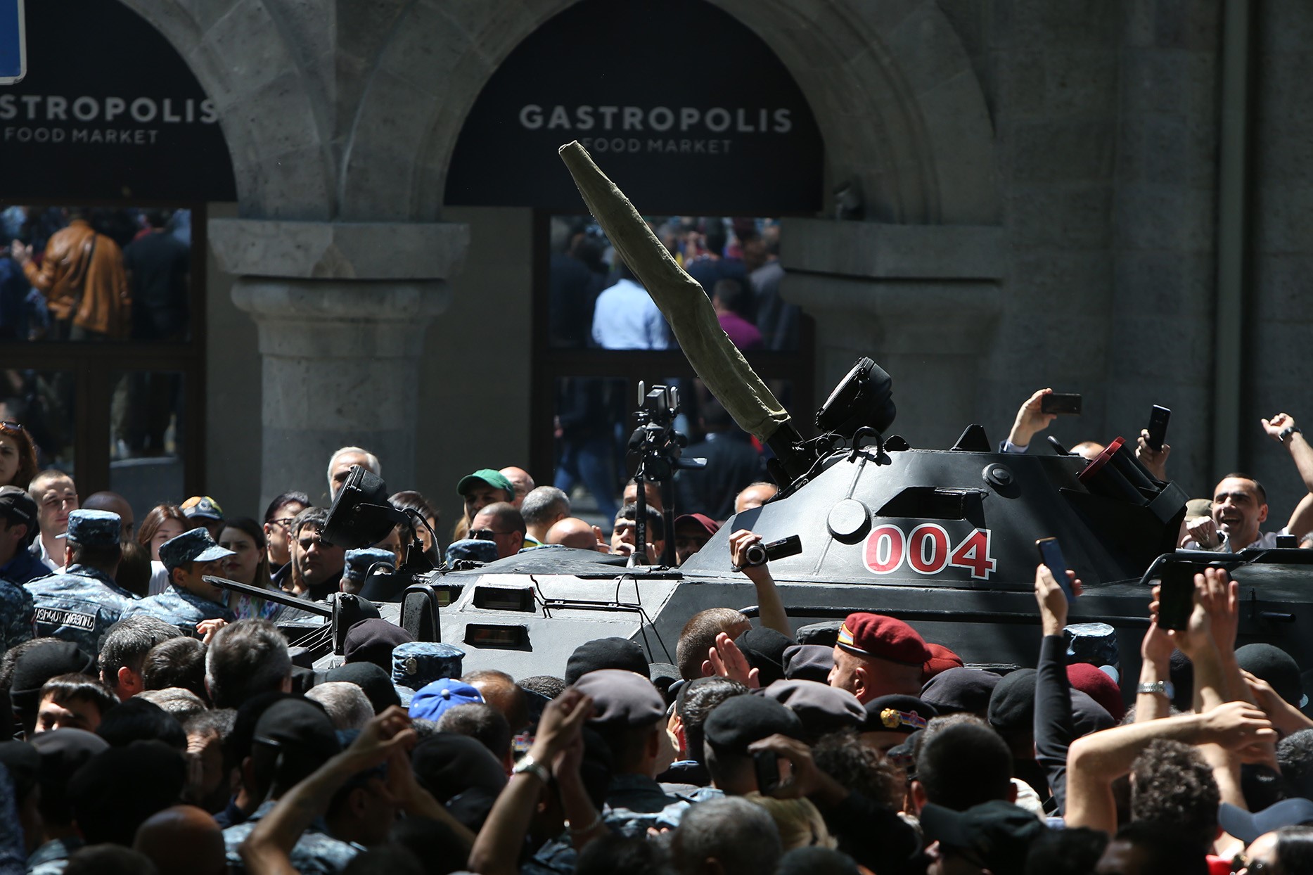 Ermenistan’da protestolar devam ediyor (Canlı yayın)