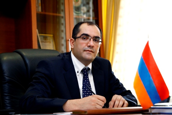 Ermenistan Gençlik ve Spor Bakanı istifa edip protestoculara katıldı