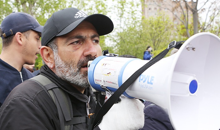 Protestolar lideri Paşinyan Rusya ve ABD Büyükelçileri ile bir araya gelecek