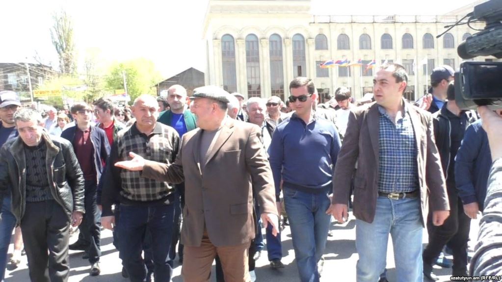 Ermenistan'ın ikinci şehrinde hükümet karşıtı protestoya eski Belediye Başkanı da katıldı