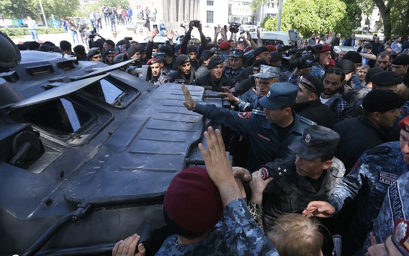 Ermenistan Merkez Bankasının bulunduğu sokağa polis ve zırhlı araç takviyesi
