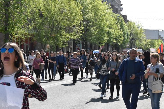 Ermenistan'a gelen turistler protestoculara katıldı (video)