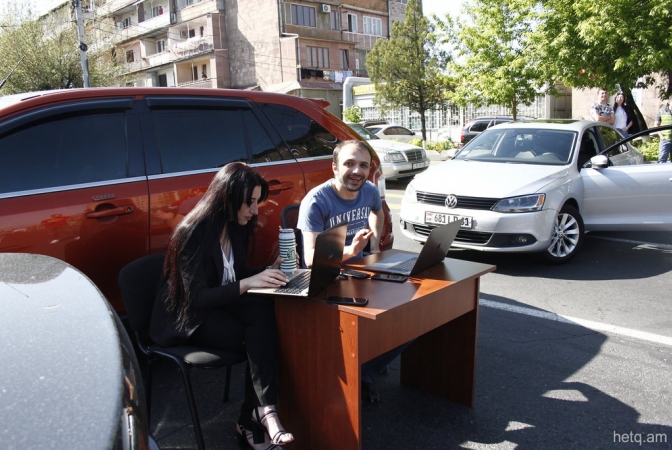 Yerevan’da İT’ciler, ofislerini sokağa taşıyıp protestoya katıldılar