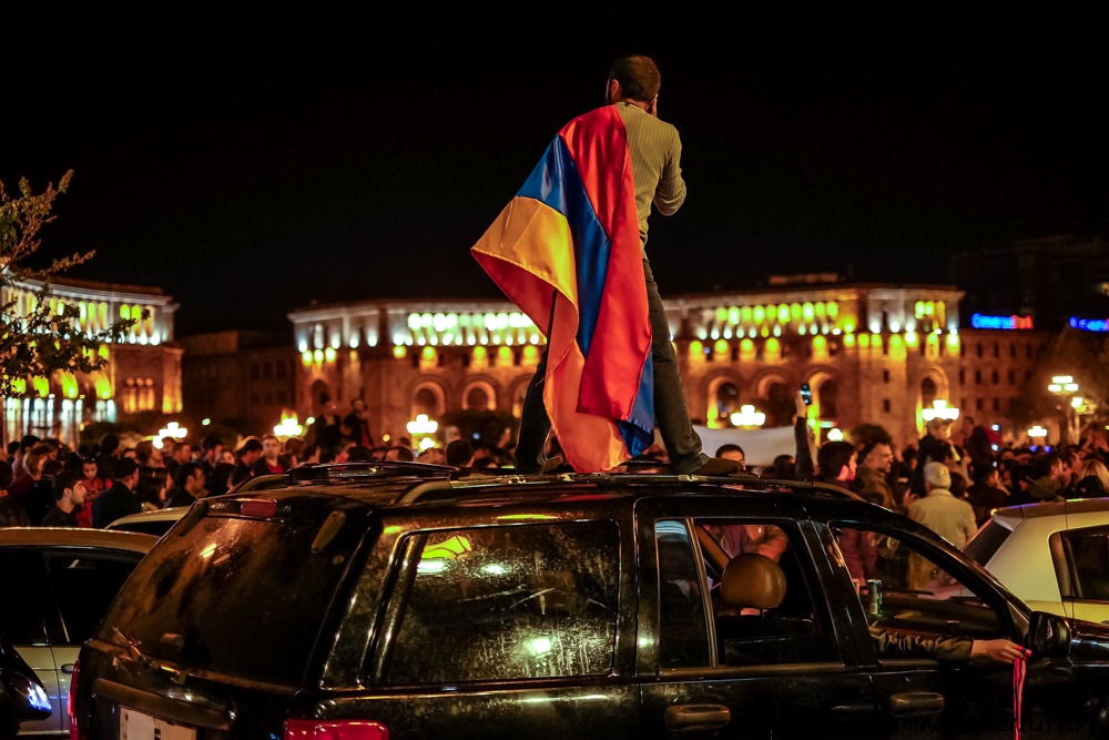 Ermenistan’da “Kadife devrim”in zaferi: Cumhuriyetçi partisi geri adım attı