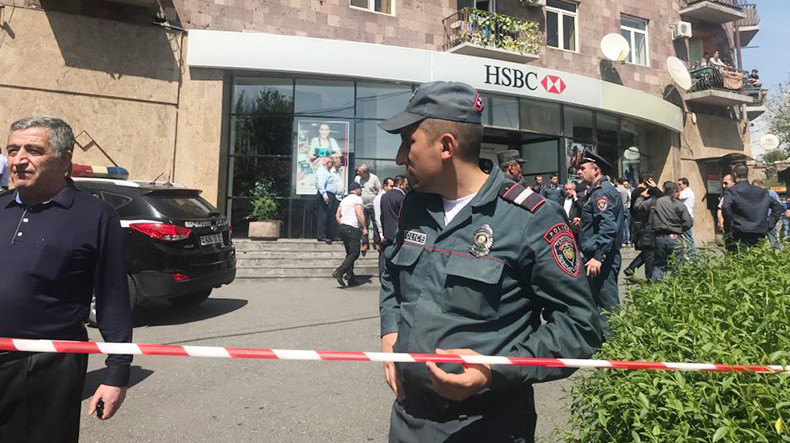 Yerevan’daki HSBC bankasına silahlı soygun girişimi