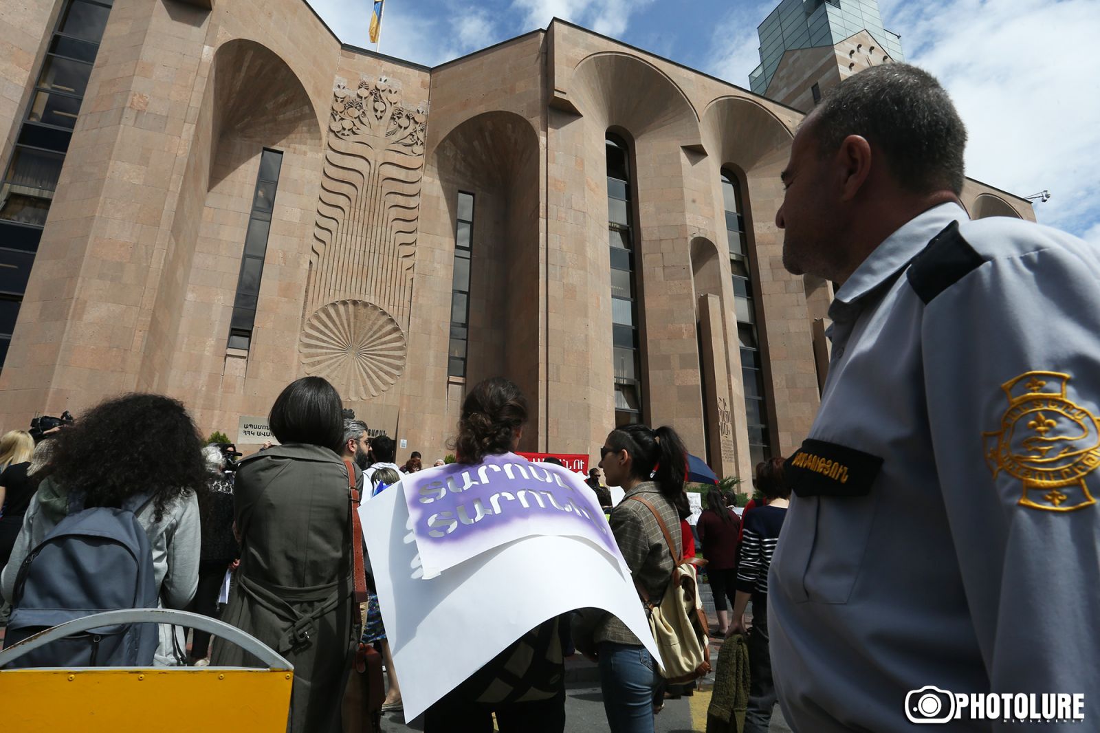 Ermenistan'da bir grup protestocu, Yerevan Belediye Başkanı'nın istifasını talep ediyor