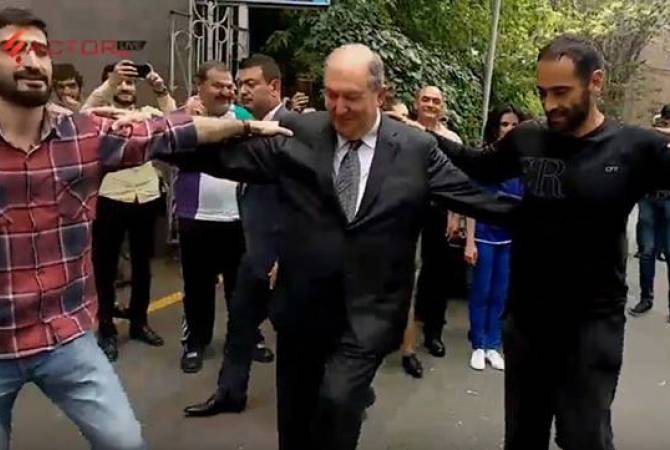 Cumhurbaşkanı Sarkisyan göstericilerle halay çekti (video)