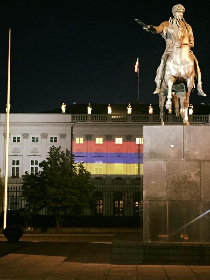 Polonya Cumhurbaşkanlığı Ermenistan bayrağının renkleriyle ışıklandırıldı