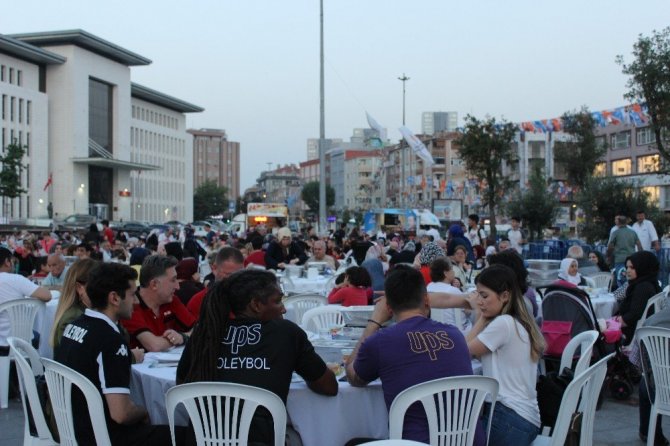 Surp Pırgiç Ermeni Hastanesi Vakfının verdiği iftara binlerce vatandaş katıldı