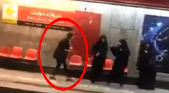 İran’da bir kadın ahlak polisine tekme attı (video)