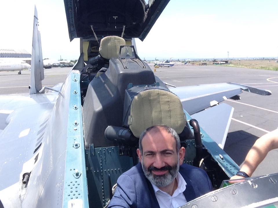 Ermenistan Başbakanı Nikol Paşinyan, savaş uçağında görüntülendi