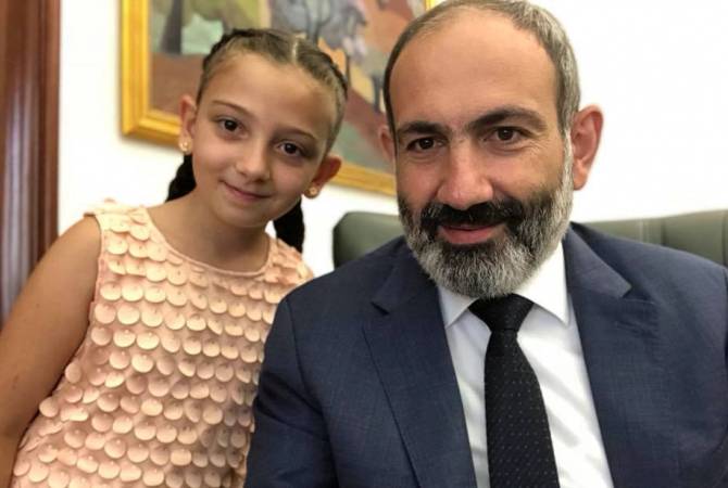 Ermenistan Başbakanı kendisyle tanışmak isteyen 10 yaşındaki Angelina ile buluştu
