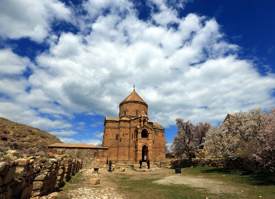 Akhtamar Adası’ndaki Surp Haç Ermeni Kilisesi'nde 3 yıl aradan sonra ayin