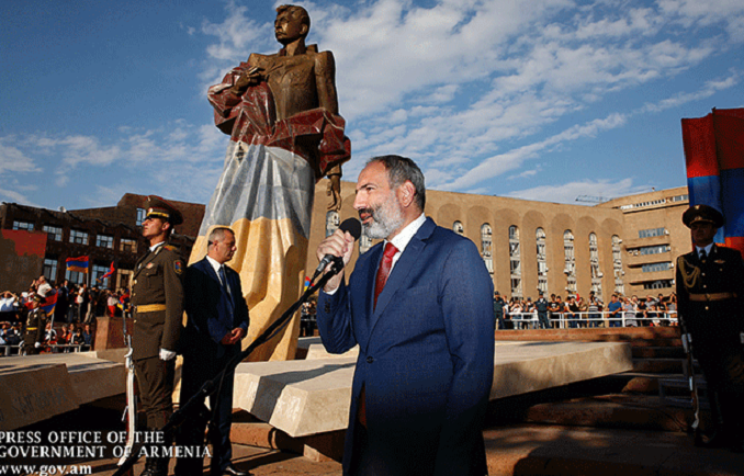 Ermenistan Başbakanı Nikol Paşinyan Yerevan’da Aram Manukyan’ın heykelinin açılışını yaptı