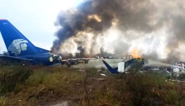 Meksika'da 101 kişiyi taşıyan uçak kalkıştan kısa süre sonra yere çakıldı